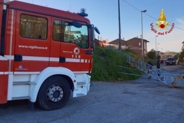 Crolla una gru a Colle: Vigili del fuoco al lavoro