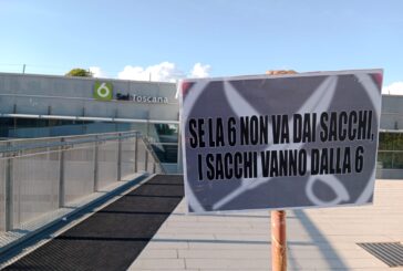 Rifuti davanti alla sede di Sei Toscana: azione dimostrativa del Selvaggio