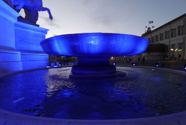La fontana dei Dioscuri illuminata di blu per la Giornata dell'Autismo