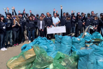 Ambiente, i dipendenti di Adr e Boeing puliscono spiaggia di Focene