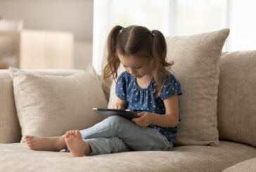 Screen-Time, è emergenza l'abuso del cellulare da parte dei bambini