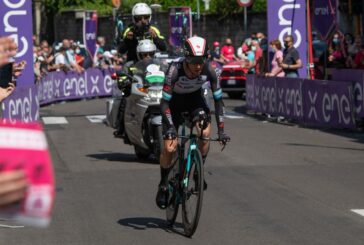 Simon Yates vince 14^ tappa a Torino, Carapaz maglia rosa
