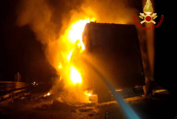 Autopalio: a fuoco un camion carico di alimentari