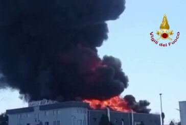 In fiamme un deposito di vernici vicino Roma