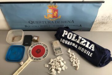 Per sfuggire alla Polizia abbandonano la droga nei boschi