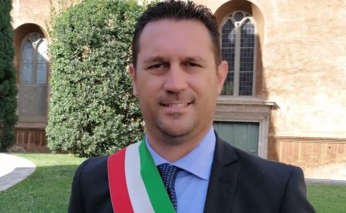 Sull’asfalto minacce al sindaco di Torrita: “Grazi morirai”