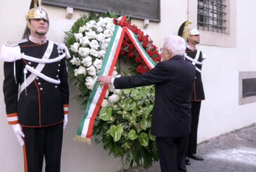 Moro, Mattarella depone corona di fiori in via Caetani