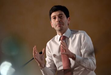 Speranza "Scritte no vax inquietanti, vaccino ha salvato milioni vite"