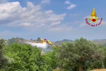 Incendi boschivi nel crotonese, canadair in azione