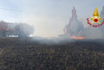 Incendio di rotoballe a Monteroni: pompieri in azione da ore