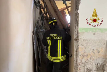 Crolla solaio di un'abitazione a Palermo, soccorse due persone