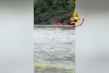 Si ribalta con la canoa sul Ticino, salvato dai vigili del fuoco