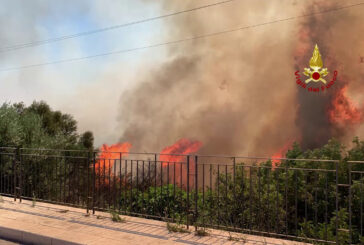 Vasto incendio minaccia abitazioni nel Ragusano