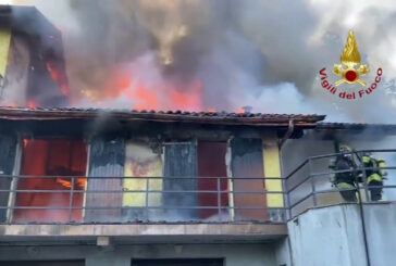 Varese, casa in fiamme, due feriti nel tentativo di spegnere fuoco