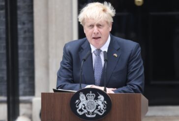 Johnson si dimette "Serve un nuovo leader, nessuno è indispensabile"