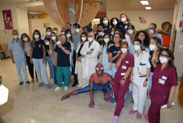 Achille Lauro a sorpresa in visita ai piccoli pazienti dell’Aous