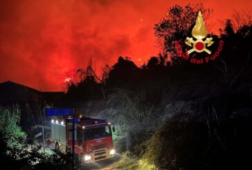 Grosso incendio sulle colline di Massarosa (Lucca)