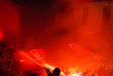 Incendio in un calzaturificio a Chiusi: Vigili del fuoco al lavoro