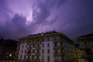 Una tempesta di fulmini si abbatte su Milano