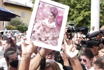 Folla e commozione ai funerali della piccola Diana a Milano
