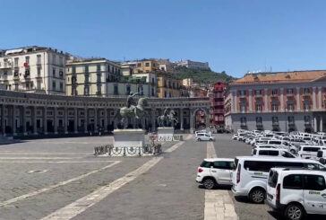 Napoli, sciopero taxi, centinaia di auto occupano piazza Plebiscito
