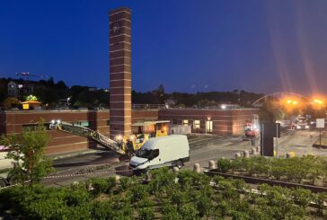 Lavori di asfaltatura in notturna in piazzale Rosselli