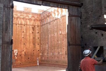 Prosegue il restauro delle porte lignee: smontata il portale dei Pispini
