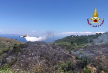 Vasto incendio nel Messinese, in azione un canadair e un elicottero