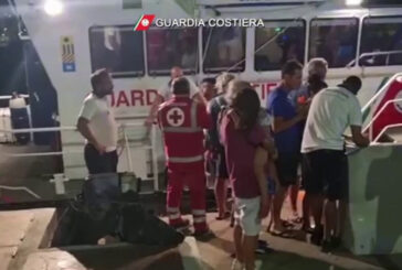 Incendio a Pantelleria, turisti evacuati dalla Guardia Costiera