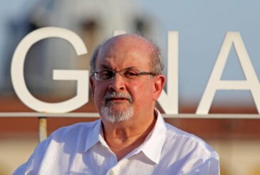 Salman Rushdie operato è attaccato a un respiratore