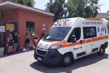 Aliscafo contro il molo San Vincenzo al porto di Napoli