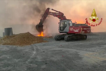 Vigili del fuoco al lavoro per incendio azienda rifiuti nel sassarese