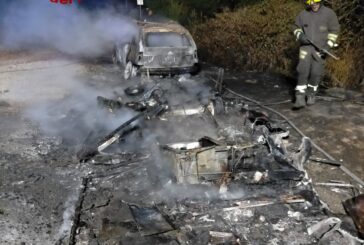 Auto e roulotte distrutte dalle fiamme a Chiusi