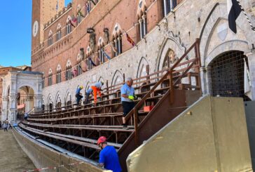 Palco delle comparse: operai al lavoro per recuperare dopo il maltempo