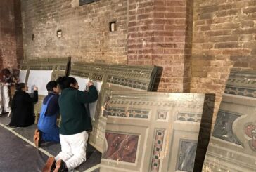 Comune e Scuola Edile restaurano i pannelli del palco di Palazzo Berlinghieri