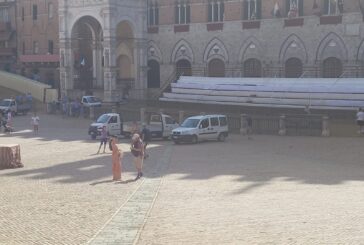 Operai del Comune al lavoro per la sistemazione del tufo