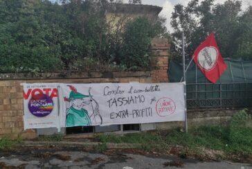 Caro bollette: uno striscione di protesta davanti a Estra