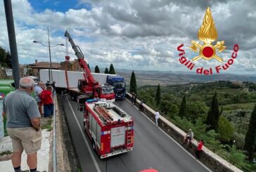 Autoarticolato si “incastra” in un tornante: spostato dai pompieri