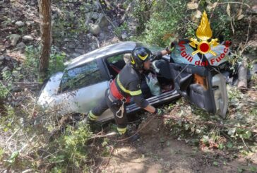 Scontro sulla SP 484 tra 2 auto: una finisce nella scarpata