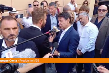 Conte canta "Bella ciao" a Genova