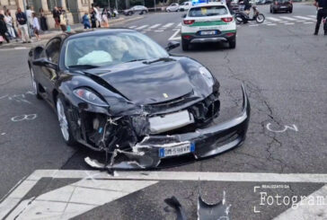 Milano, inseguimento dei vigili urbani finisce contro… una Ferrari