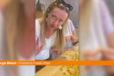 Meloni a lezione di tortellini a Bologna