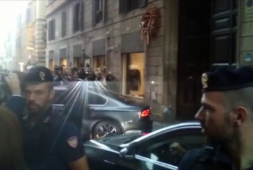L'auto di Berlusconi lascia la sede di Fdi dopo l'incontro con Meloni