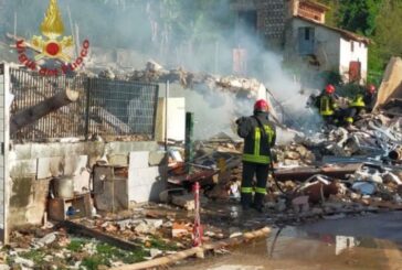 Esplosione in una palazzina a Lucca, una vittima