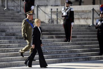 Meloni depone una corona d'alloro all'Altare della Patria