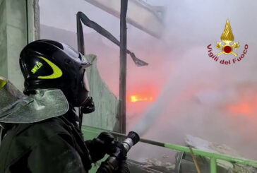 Incendio in azienda materiali plastici nel torinese