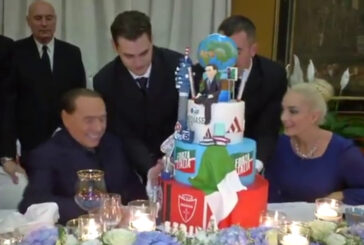 La cena ad Arcore per gli 86 anni di Berlusconi tra torta e palloncini