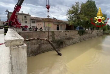 Marche, pompieri al lavoro per rimuovere detriti dell'alluvione