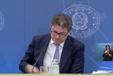 Manovra, Giorgetti si commuove ricordando Maroni "Il bonus è suo"
