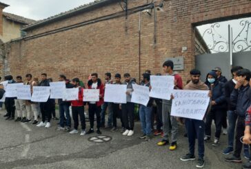 Sit in dei profughi pakistani in via delle Sperandie